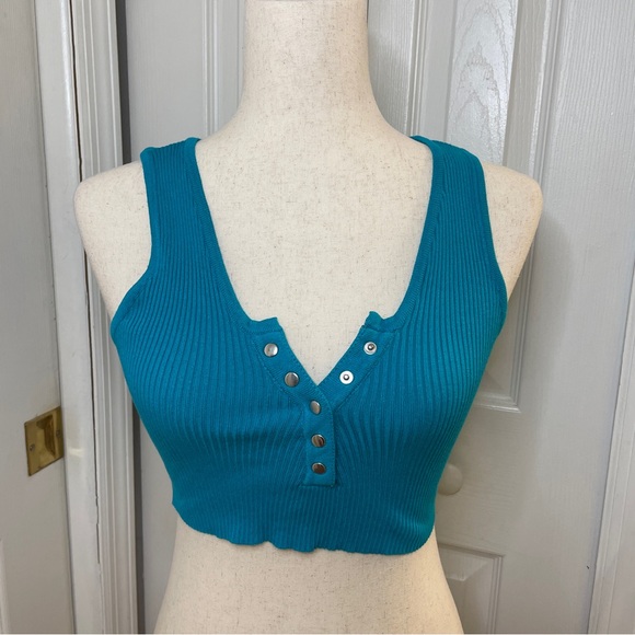 Fashion Nova “Friends forever” cropped top - Picture 3 of 8